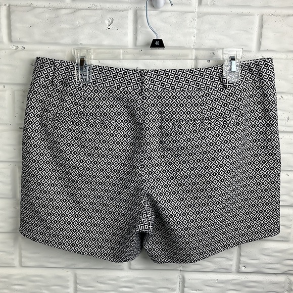 BANANA REPUBLIC HAMPTON SHORT BLACK WHITE GEOMETRIC TAILORED SIZE 10 - Picture 4 of 13